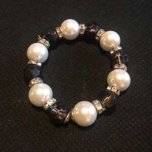 Nice pearl and black beaded bracelet